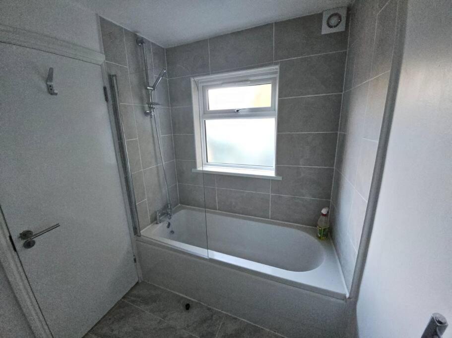 2-br In London, Ideal Location! Londra